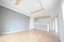 2号棟 大きな開口部から明るい光が差し込むリビング。日中の室内の明るさがこの部屋の魅力です。
 2025/06/03m