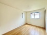 大きな開口部から明るい光が差し込む、日中の室内の明るさがこの部屋の魅力です。
