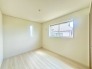 大きな開口部から明るい光が差し込む、日中の室内の明るさがこの部屋の魅力です。
