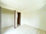 衣類の整理整頓に嬉しいクローゼット付きのお部屋。お子様のお部屋としても便利です。
