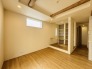 大きな開口部から明るい光が差し込むリビング。日中の室内の明るさがこの部屋の魅力です。
