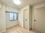 衣類の整理整頓に嬉しいクローゼット付きのお部屋。お子様のお部屋としても便利です。
