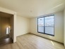 大きな開口部から明るい光が差し込む、日中の室内の明るさがこの部屋の魅力です。
