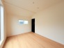 今からここを誰のお部屋にしようか、そんな洋室。大きさは6帖です。
