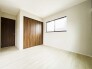 今からここを誰のお部屋にしようか、そんな洋室。大きさは5.6帖です。
