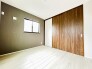 隣の洋室を扉で仕切りをつけれる洋室です。
