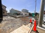 戸建てが立ち並ぶ静かな住宅街。四季折々の移り変わりを感じながら自然と楽しみ、暮らす、そんな毎日を日々の中で感じられる住環境
