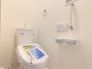 手すりとダブルホルダーが配された１Ｆトイレ。
トイレは１階と２階にそれぞれ設置されております。