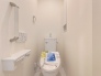 手すりとダブルホルダーが配された２Ｆトイレ。
トイレは１階と２階にそれぞれ設置されております。