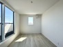 1号棟 大きな開口部から明るい光が差し込む、日中の室内の明るさがこの部屋の魅力です。
