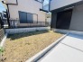戸建てならではのお庭スペース。BBQやガーデニング、お子様のプールなど、、、、様々な楽しみ方ができるプライベート空間。ご家族皆さままで思いっきりお楽しみください。
