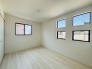 大きな開口部から明るい光が差し込む、日中の室内の明るさがこの部屋の魅力です。
