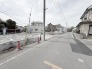 3号棟 戸建てが立ち並ぶ静かな住宅街。四季折々の移り変わりを感じながら自然と楽しみ、暮らす、そんな毎日を日々の中で感じられる住環境
