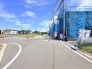 1号棟 6m幅員の道路に面しておりお車の運転が苦手な方でも安心して出入りいただけます。
 2026/05/10m