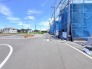 1号棟 6m幅員の道路に面しておりお車の運転が苦手な方でも安心して出入りいただけます。
 2026/05/10m