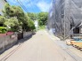 1号棟 戸建てが立ち並ぶ静かな住宅街。四季折々の移り変わりを感じながら自然と楽しみ、暮らす、そんな毎日を日々の中で感じられる住環境
