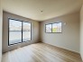 大きな開口部から明るい光が差し込む、日中の室内の明るさがこの部屋の魅力です。
