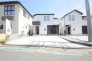 戸建てが立ち並ぶ静かな住宅街。四季折々の移り変わりを感じながら自然と楽しみ、暮らす、そんな毎日を日々の中で感じられる住環境

