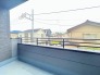 南側のお部屋から出入りできる、奥行きのあるワイドバルコニー。心地よい陽射しと暖かな風を楽しむことが出来ます。
