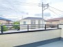 南側のお部屋から出入りできる、奥行きのあるワイドバルコニー。心地よい陽射しと暖かな風を楽しむことが出来ます。
