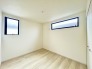 大きな開口部から明るい光が差し込む、日中の室内の明るさがこの部屋の魅力です。
