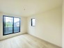 大きな開口部から明るい光が差し込む、日中の室内の明るさがこの部屋の魅力です。
