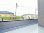 南側のお部屋から出入りできる、奥行きのあるワイドバルコニー。心地よい陽射しと暖かな風を楽しむことが出来ます。

