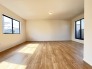 大きな開口部から明るい光が差し込むリビング。日中の室内の明るさがこの部屋の魅力です。

