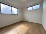 大きな開口部から明るい光が差し込む、日中の室内の明るさがこの部屋の魅力です。
