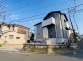 前面道路は広く、駐車がしやすいです。駐車スペース2台分ございます。
