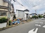 戸建てが立ち並ぶ静かな住宅街。四季折々の移り変わりを感じながら自然と楽しみ、暮らす、そんな毎日を日々の中で感じられる住環境
