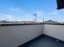 広めのバルコニーは風通しも良くお洗濯物もしっかりと干すことができます！
