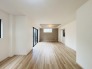 大きな開口部から明るい光が差し込むリビング。日中の室内の明るさがこの部屋の魅力です。
