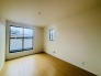 A号棟 大きな開口部から明るい光が差し込む、日中の室内の明るさがこの部屋の魅力です。
 2026/06/28m