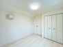 大きな開口部から明るい光が差し込む、日中の室内の明るさがこの部屋の魅力です。
