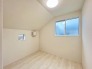 衣類の整理整頓に嬉しいクローゼット付きのお部屋。お子様のお部屋としても便利です。
