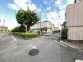 穏やかな街並みに佇む住まい、緑豊かな木々が心地よい彩りを添え、静けさの中に穏やかな暮らしの気配を感じさせます
 10m