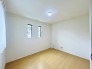 大きな開口部から明るい光が差し込む、日中の室内の明るさがこの部屋の魅力です。
