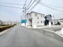 前面道路は広く、駐車がしやすいです。駐車スペース2台分ございます。
