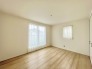 大きな開口部から明るい光が差し込む、日中の室内の明るさがこの部屋の魅力です。
