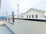 南側のお部屋から出入りできる、奥行きのあるワイドバルコニー。心地よい陽射しと暖かな風を楽しむことが出来ます。
