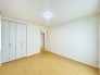 大きな開口部から明るい光が差し込む、日中の室内の明るさがこの部屋の魅力です。
