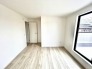 大きな開口部から明るい光が差し込む、日中の室内の明るさがこの部屋の魅力です。

