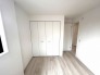 今からここを誰のお部屋にしようか、そんな洋室。大きさは5.2帖です。
