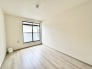 大きな開口部から明るい光が差し込む、日中の室内の明るさがこの部屋の魅力です。
