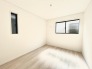 4号棟 2面採光を確保した明るい室内は、爽やかな風を感じる居心地の良い空間です。
 2026/03/29m