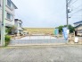 1号棟 前面道路は通り抜けができないため、交通量が少なく静かな住環境です。
