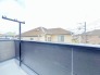1号棟 南側のお部屋から出入りできる、奥行きのあるワイドバルコニー。心地よい陽射しと暖かな風を楽しむことが出来ます。
