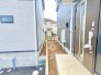 1号棟 戸建てならではのお庭スペース。BBQやガーデニング、お子様のプールなど、、、、様々な楽しみ方ができるプライベート空間。ご家族皆さままで思いっきりお楽しみください。
