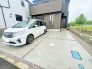 前面道路は広く、駐車がしやすいです。駐車スペース2台分ございます。
